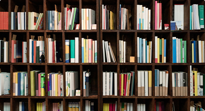 책장에 책이 빼곡한 이미지